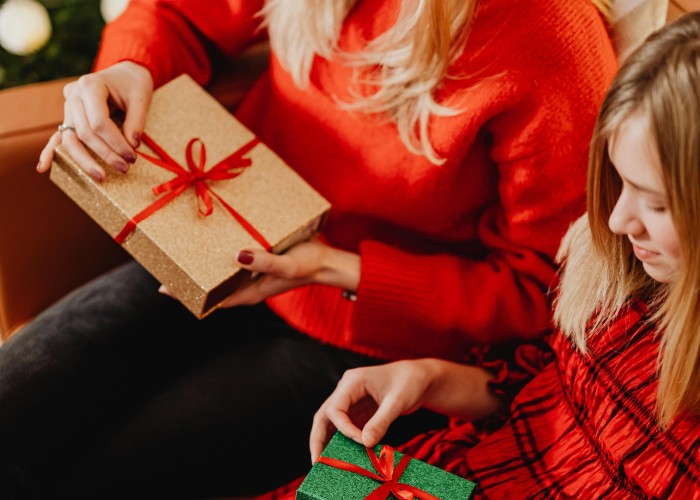 Friends Gift Ideas: Unique & Heartfelt Presents for Every Occasion