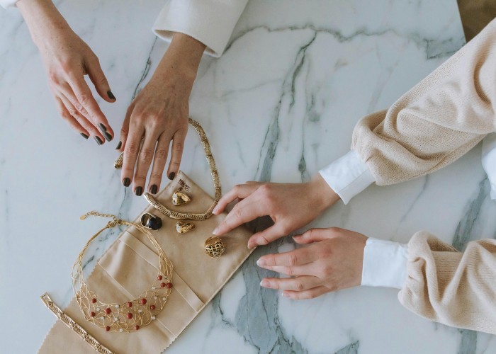 Beyond Boring: The Ultimate Guide to Unique, High-Quality Unisex Gifts for Adults Worldwide